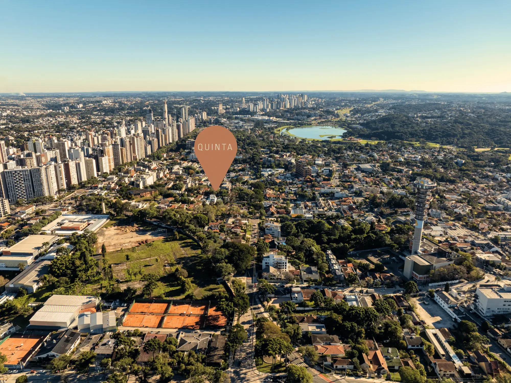 Vista aérea do Mercês e do Bigorrilho com o pino do Quinta e o Parque Barigui ao fundo